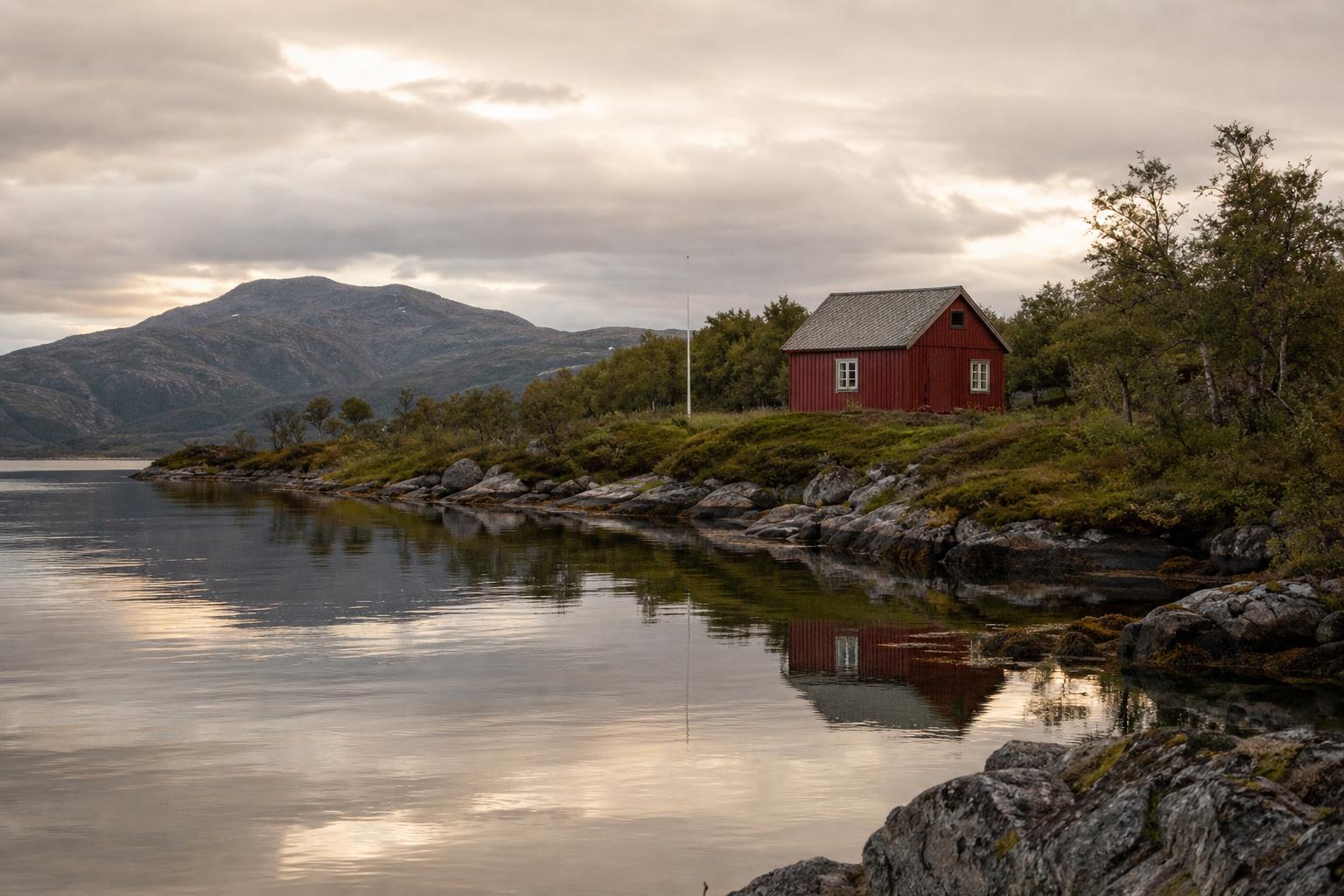 Utsikt over fjorden ved Kjækan Lodge i Nord-Troms
